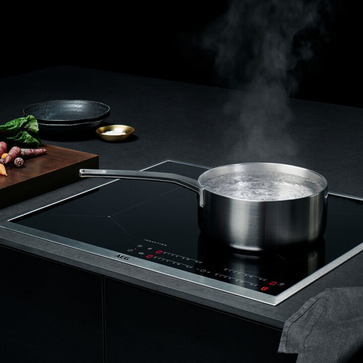 Lonci na AEG ploči za kuhanje